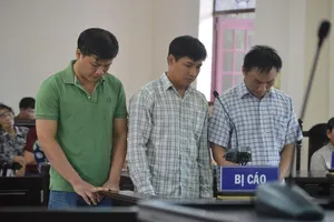 Đang xử trung úy công an gọi người đến chém chết người