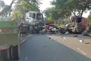 Xe đầu kéo đối đầu, tài xế may mắn thoát chết