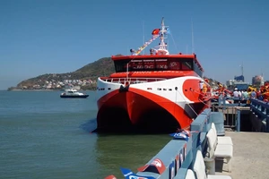 Tàu cao tốc Vũng Tàu-Côn Đảo hỏng máy sau 15 phút xuất bến