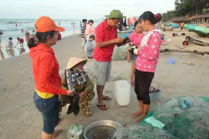 Vũng Tàu: Ngư dân không được mang hải sản vào bãi tắm bán