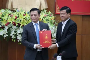 Trao quyết định quyền chủ tịch tỉnh cho ông Nguyễn Thành Long