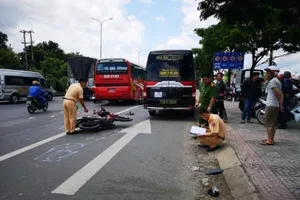 Bé trai 11 tuổi bị xe khách cán trên quốc lộ 51