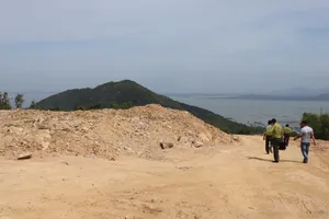 Kiểm tra trực tiếp việc san gạt núi Lớn tại KDL Hồ Mây