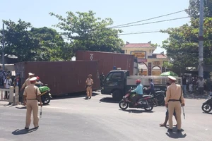 Ô tô đầu kéo húc hàng loạt xe máy rồi tông vào cổng chùa