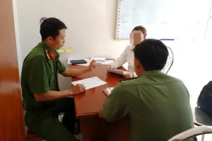 Chia sẻ thông tin sai về COVID-19, cô gái bị mời làm việc