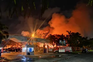 Kho hạt điều 15.000 tấn cháy cả ngày đêm vẫn chưa tắt