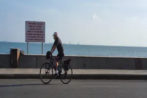 Bà Rịa-Vũng Tàu: Hàng quán bán bình thường, vẫn cấm tắm biển