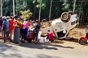 Lật xe chở hải sản, người dân nhặt, mua giúp tài xế