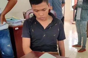 Nữ sinh 17 tuổi bị bạn trai tống tiền bằng 'ảnh nóng' 