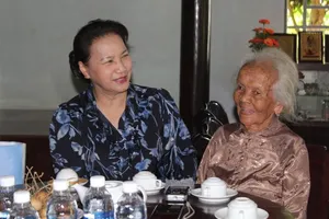 Chủ tịch Quốc hội thăm gia đình chính sách ở Bà Rịa- Vũng Tàu