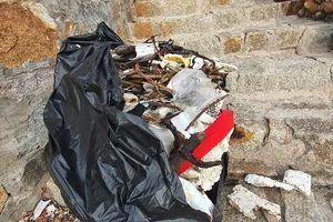 Sẽ phạt quán cà phê để nhân viên vứt rác xuống biển Vũng Tàu