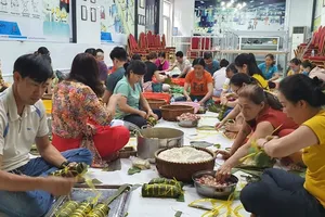 Vũng Tàu: Hàng ngàn chiếc bánh kèm muối mè gửi tặng miền Trung