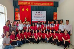 Phu nhân nguyên Chủ tịch nước tặng phao cứu sinh