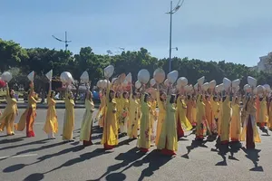 600 nữ cán bộ Vũng Tàu đồng diễn áo dài ở Bãi Trước