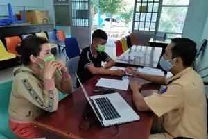 2 mẹ con bị xử phạt vì con nằm chạy xe máy, đăng Facebook