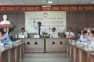 Các đại biểu biểu quyết thông qua danh sách người ứng cử, chiều 17-3. Ảnh: TK