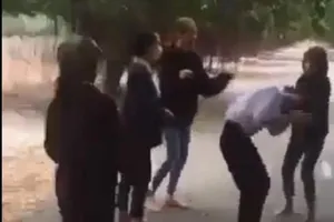 Đánh hội đồng nữ sinh vì 'cảm thấy không được tôn trọng“