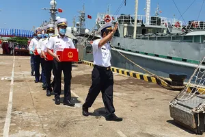 Vũng Tàu: Tiễn 2 tàu Trường Sa đưa thùng phiếu bầu cử ra biển