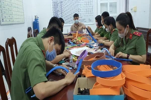 Công an Bà Rịa - Vũng Tàu làm 1.500 kính phòng, chống COVID-19
