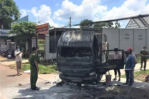 Xe tải đang đậu trong nhà bốc cháy trơ khung