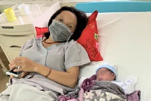 Trưởng công an xã cùng đồng đội, bạn bè giúp đỡ sản phụ nghèo đi sinh