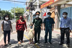 Thiếu tá Nguyễn Trung Kiên và cháu bé mồ côi mẹ do COVID-19