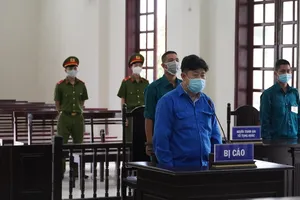 Lái xe tải bỏ chạy, đụng ngã xe tổ tuần tra phòng chống dịch: 12 tháng tù