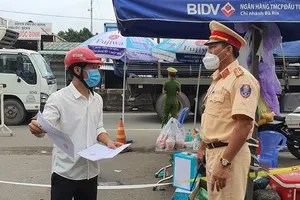 Bà Rịa - Vũng Tàu: Nhiều người đến chốt mới cài app khai báo y tế gây ùn ứ