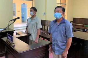 2 người lãnh án tù từ lời nhắc dẹp đống củi trước nhà