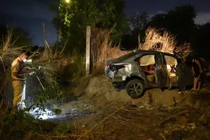 Ô tô rơi xuống hố gần 2 m rồi lộn nhào khiến 2 người tử vong