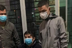 Vũng Tàu: Bắt nam thanh niên chạy xe máy đi 'chém dạo'