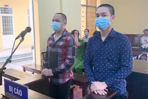 Dỡ cửa nhà dân lấy sắt mang đi bán, hai người lãnh tổng cộng 30 tháng tù 