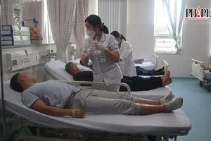 Dùng trực thăng đưa 8 thuyền viên tàu WU ZHOU 8 về theo dõi sức khỏe tại Vũng Tàu 