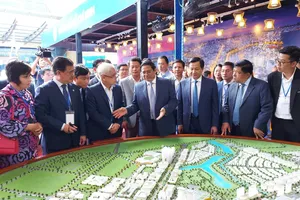 Thủ tướng tham quan các mô hình trưng bày vùng Đông Nam Bộ