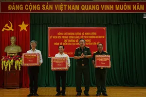 Thượng tướng Võ Minh Lương thăm, làm việc tại huyện Côn Đảo