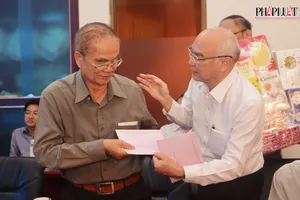 TP.HCM thăm, tặng quà gia đình chính sách, học sinh tại Côn Đảo