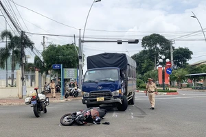 Tài xế la to 'xe mất thắng' trước khi tông trúng người đang chờ đèn đỏ