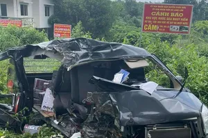 Ô tô biến dạng khi tông vào cây dầu, tài xế may mắn bị thương nhẹ