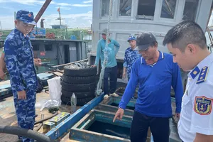 Lực lượng chức năng kiểm tra số dầu DO không rõ nguồn gốc. Ảnh: Đức Định