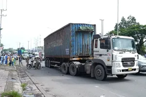 Cần thi công nhanh, sớm tháo lô cốt, thảm lại mặt đường Quốc lộ 51 