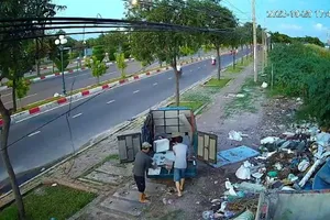 Vũng Tàu phạt nguội chủ xe khi camera an ninh ghi lại cảnh tài xế đổ rác bậy