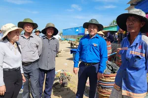 Bà Rịa- Vũng Tàu: Bí thư huyện đi khảo sát bãi tập kết thuyền, thúng đánh cá cho ngư dân Long Hải