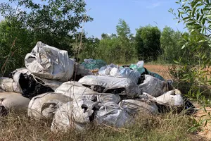 Bà Rịa- Vũng Tàu: Phát hiện nhiều bao chất thải bốc mùi hôi bị đổ trộm 