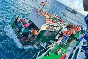 Cảnh sát Biển cứu cháu bé 3 tuổi cùng 5 thuyền viên gặp nạn ở vùng biển Côn Đảo