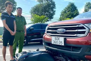 Bà Rịa- Vũng Tàu: Bắt tài xế chở hàng cấm bỏ cả xe ô tô khi bị truy đuổi