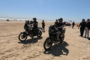 Trình diễn kỹ thuật lái xe mô tô trên cát tại bãi biển Vũng Tàu