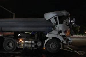 Sau va chạm giữa hai xe container, 1 tài xế bị kẹt trong cabin