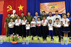 Phòng Cảnh sát Hình sự công an Bà Rịa- Vũng Tàu tổ chức trao tặng quà Tết kết hợp tuyên truyền pháp luật