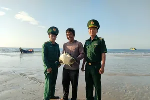 Một cá thể rùa biển quý hiếm dính lưới được biên phòng Bà Rịa- Vũng Tàu thả về biển