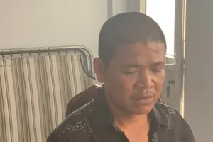 Mâu thuẫn với mẹ trong lúc nhậu, đâm cha dượng tử vong